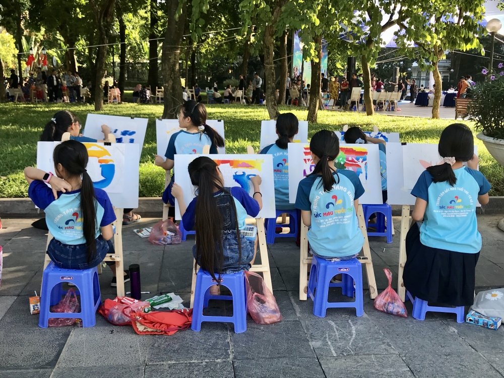 300 thiếu nhi Thủ đô và quốc tế tham gia vẽ tranh “Em yêu Hà Nội - Thành phố vì hòa bình”