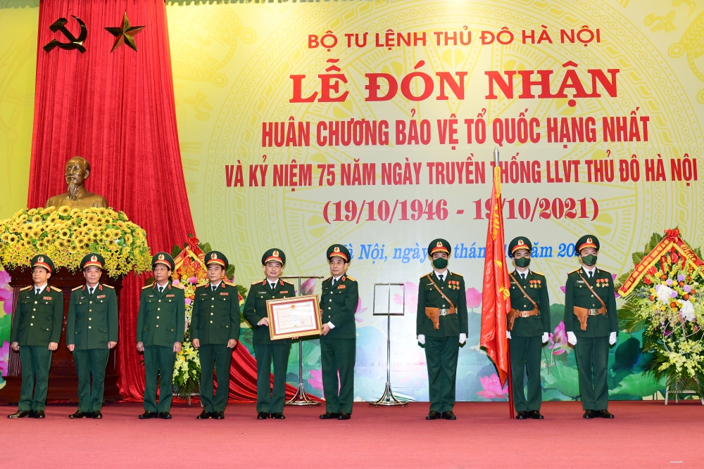 Lực lượng vũ trang Thủ đô đón nhận Huân chương Bảo vệ Tổ quốc hạng Nhất