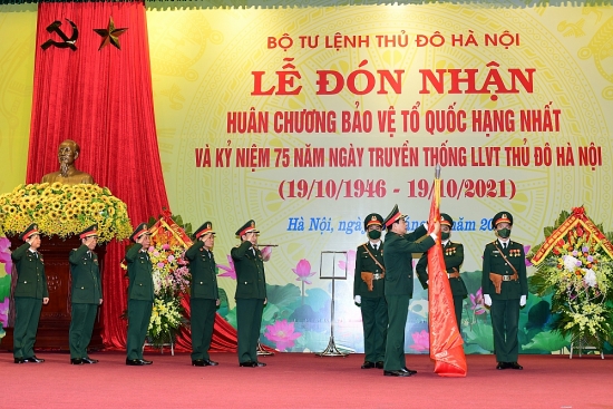 Lực lượng vũ trang Thủ đô đón nhận Huân chương Bảo vệ Tổ quốc hạng Nhất