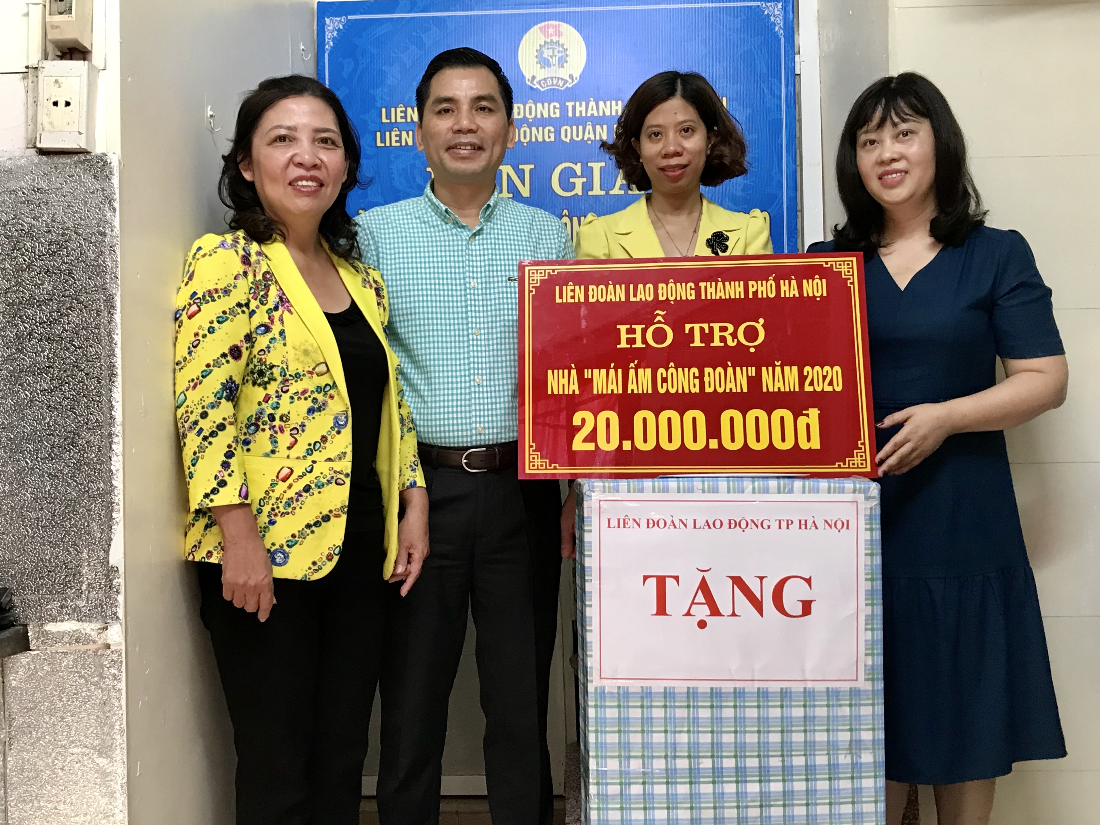 Trao hỗ trợ kinh phí sửa chữa "Mái ấm Công đoàn" cho đoàn viên trường THCS Nguyễn Phong Sắc