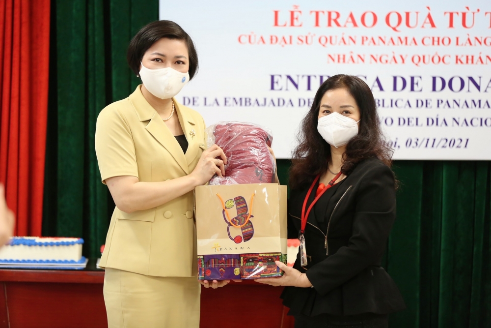 Đại sứ quán Cộng hòa Panama trao áo ấm tới Làng trẻ em Birla Hà Nội
