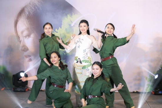 Quán quân "Sao mai" Nguyễn Thu Hằng gây bất ngờ với album nhạc cách mạng