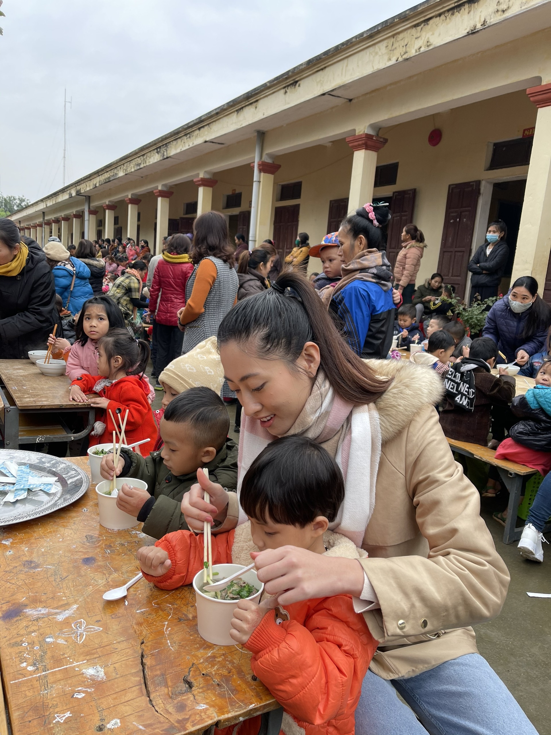 Hoa hậu Lương Thuỳ Linh thức đêm nấu 2.000 tô phở cho trẻ em vùng sâu