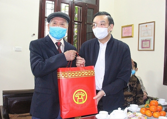 Chủ tịch UBND thành phố Hà Nội tặng quà, chúc Tết cán bộ lão thành cách mạng