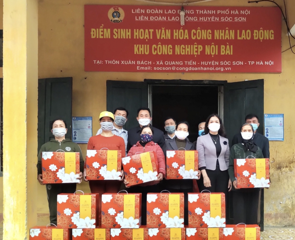 LĐLĐ huyện Sóc Sơn: Thăm, tặng quà Tết tới các Tổ tự quản khu nhà trọ công nhân