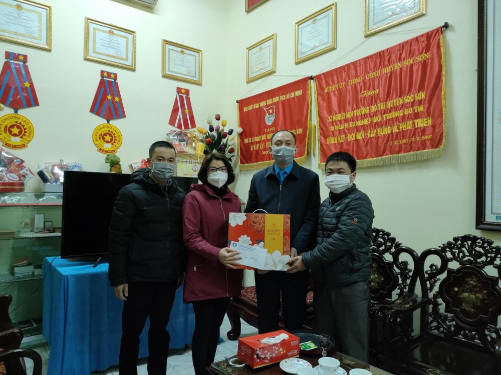 LĐLĐ huyện Sóc Sơn thăm, tặng quà công nhân lao động làm việc xuyên Giao thừa
