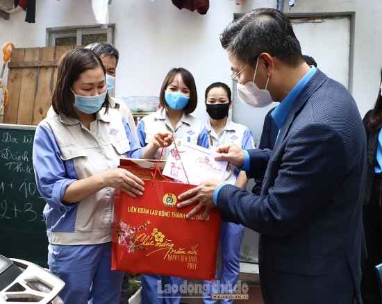 Chủ tịch Liên đoàn Lao động Thành phố thăm và tặng quà công nhân không về quê đón Tết