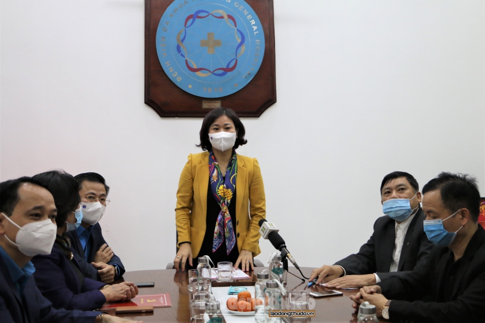 Phó Bí thư Thường trực Thành ủy Nguyễn Thị Tuyến thăm, chúc Tết Bệnh viện đa khoa Hà Đông
