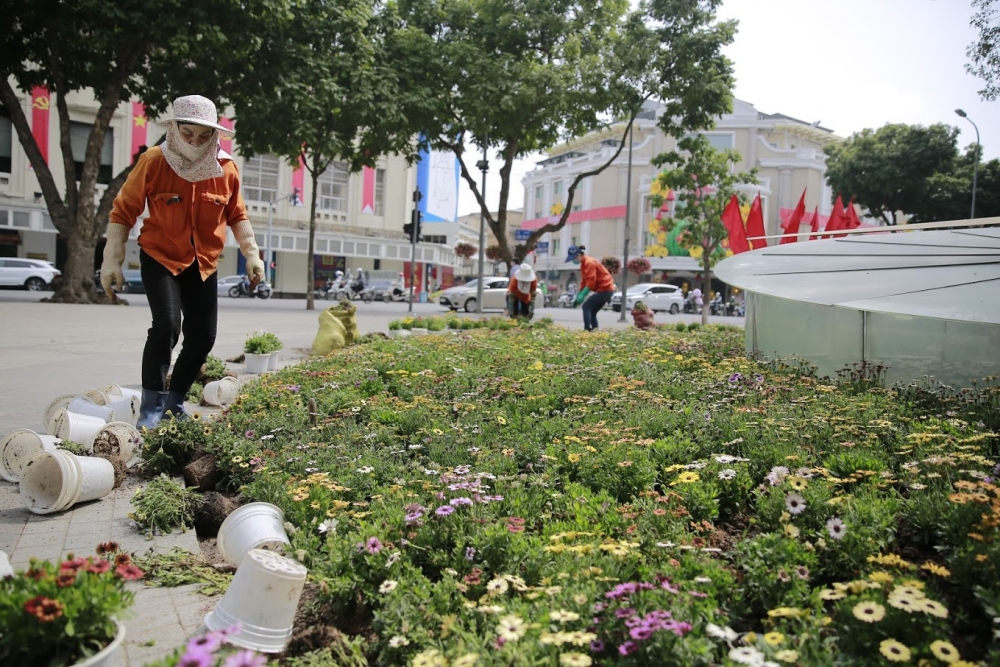 Hồ Gươm "thay áo mới" đón chào Tết Nguyên đán Tân Sửu 2021