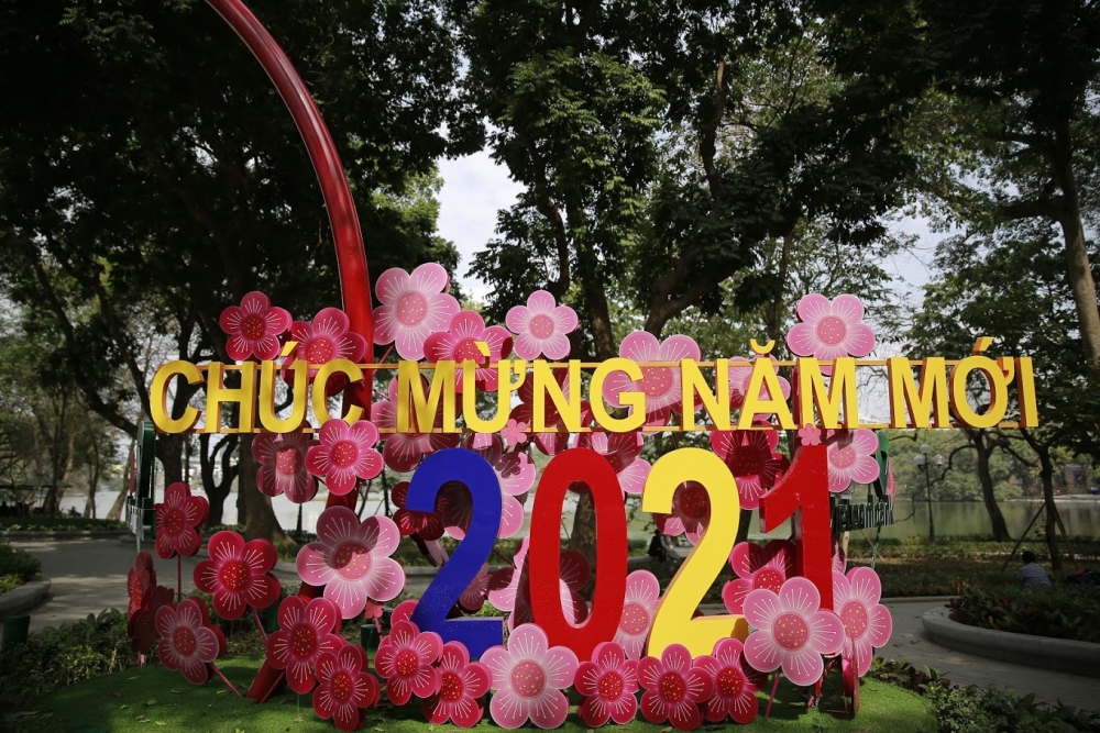 Hồ Gươm "thay áo mới" đón chào Tết Nguyên đán Tân Sửu 2021