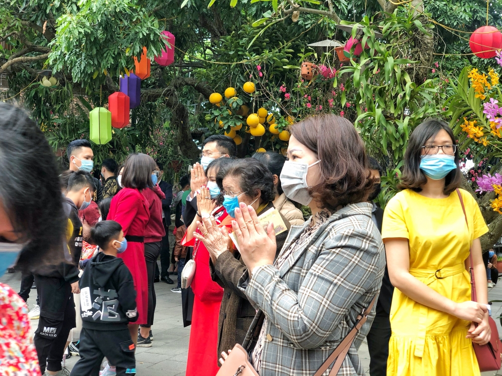 Người Hà Nội đeo khẩu trang đi lễ chùa ngày Mùng 1 Tết
