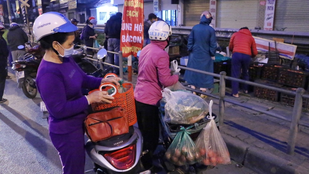 Ấm lòng người Hà Nội giải cứu nông sản cho nông dân Hải Dương từ tờ mờ sáng