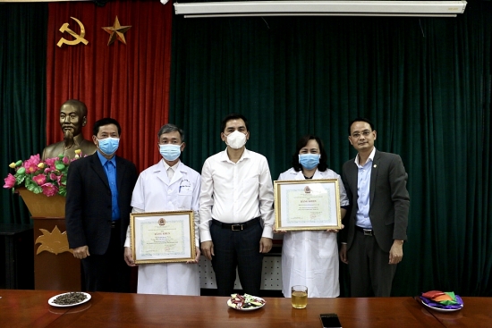 Lãnh đạo Liên đoàn Lao động thành phố Hà Nội động viên cán bộ y tế tuyến đầu chống dịch