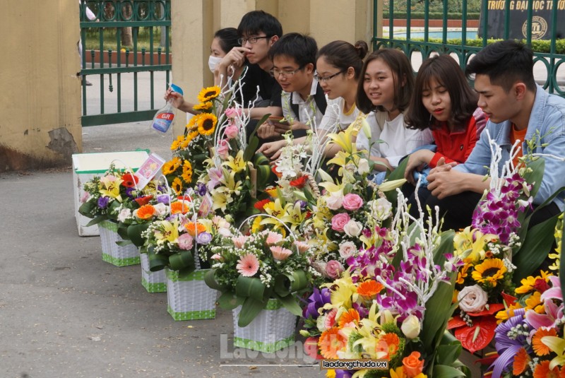 Trước Ngày Quốc tế Phụ nữ 8/3: Sinh viên bán hoa từ 3 giờ sáng để canh chỗ