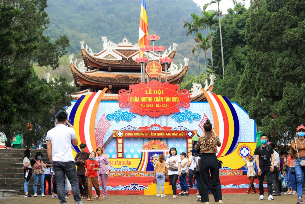 Hơn 1 vạn người trẩy hội chùa Hương, nhiều du khách không đeo khẩu trang chống dịch