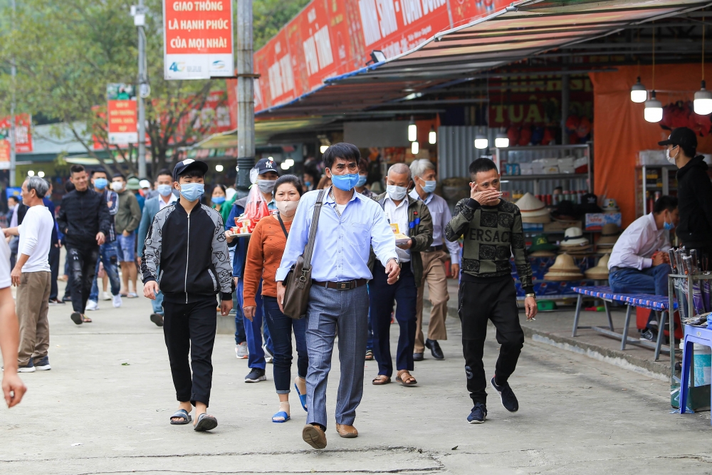 Hơn 1 vạn người trẩy hội chùa Hương, nhiều du khách không đeo khẩu trang chống dịch