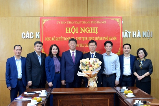 Trao quyết định bổ nhiệm Phó Trưởng ban Ban Quản lý các Khu Công nghiệp và chế xuất Hà Nội