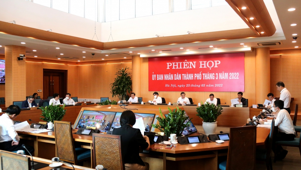 UBND thành phố Hà Nội thảo luận, xem xét các nội dung trình kỳ họp thứ tư HĐND Thành phố