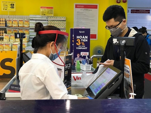 Nhân viên siêu thị, cửa hàng đội mũ nhựa, mặc áo bảo hộ để ngăn ngừa dịch COVID-19