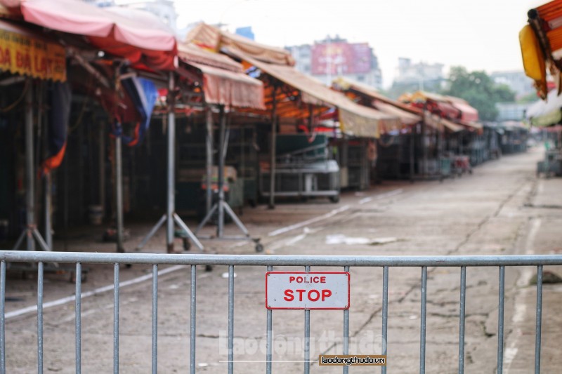 Chợ hoa lớn nhất Hà Nội đóng cửa, tiểu thương bán hàng online giữa mùa dịch