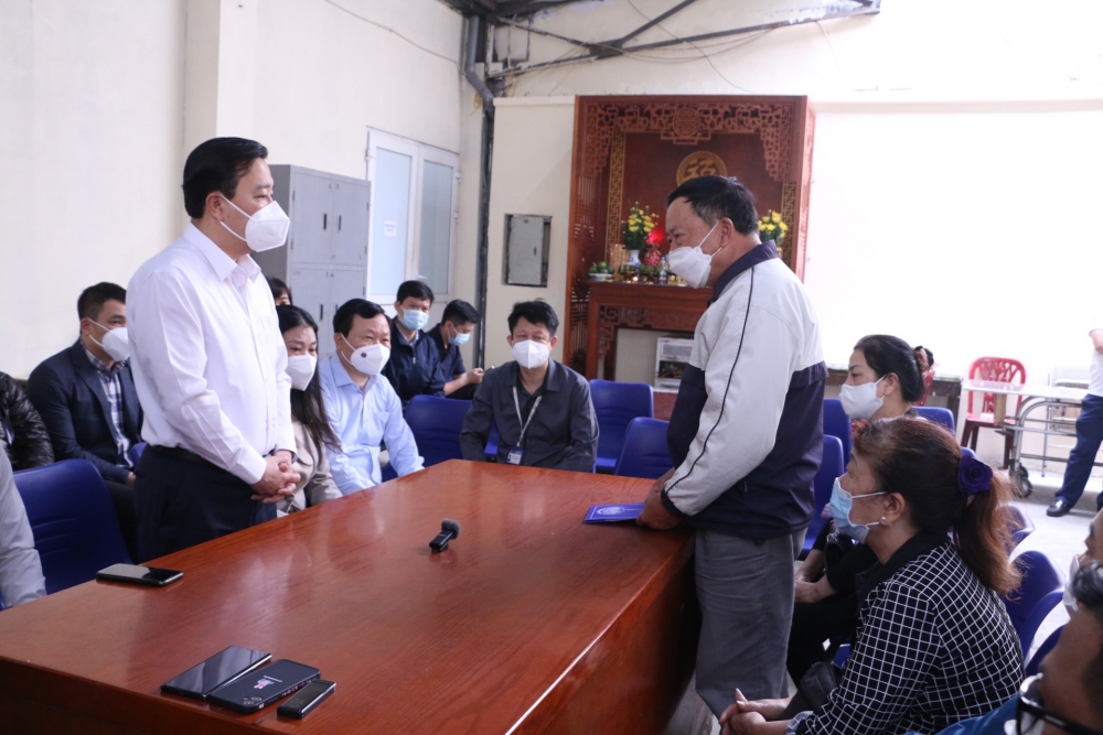 Lãnh đạo thành phố Hà Nội thăm hỏi gia đình nạn nhân vụ cháy tại phường Kim Liên