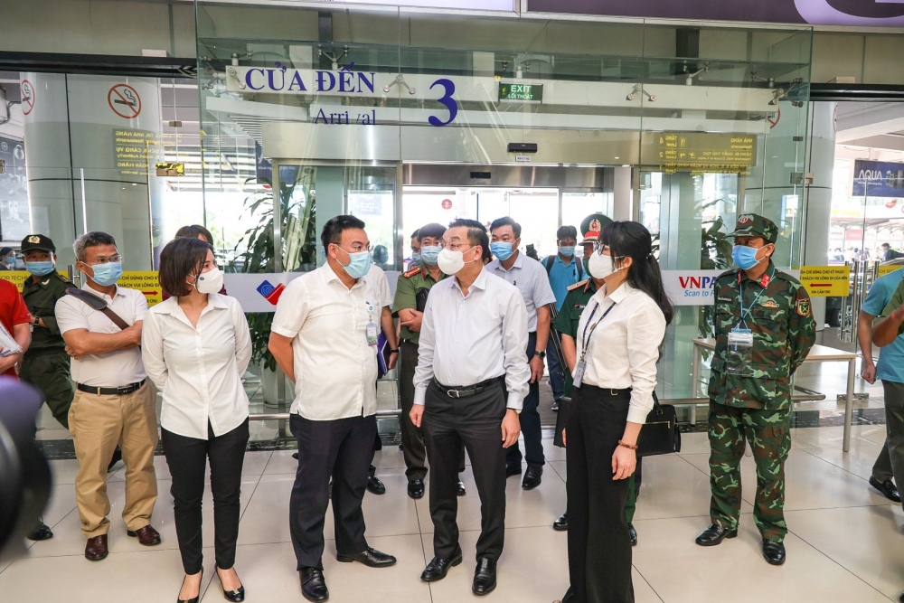 Chủ tịch thành phố Hà Nội Chu Ngọc Anh kiểm tra công tác chống dịch tại bến xe, sân bay