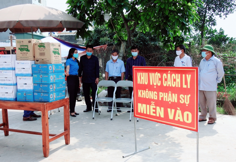 Liên đoàn Lao động huyện Sóc Sơn thăm, tặng quà các chốt cách ly trên địa bàn huyện