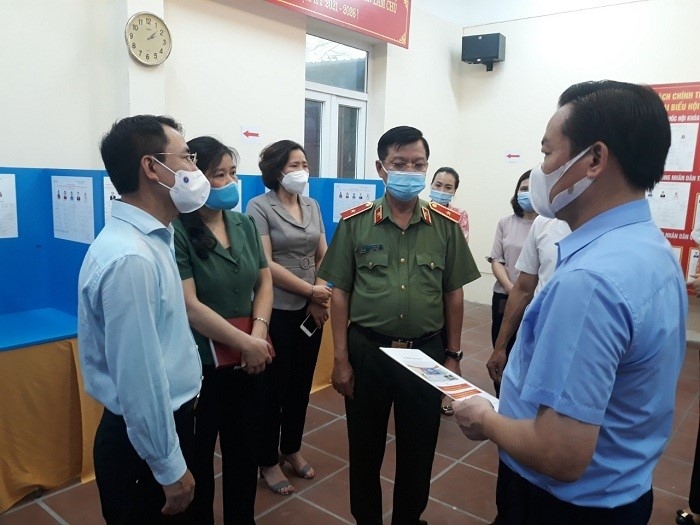 Phó Chủ tịch Ủy ban nhân dân thành phố Hà Nội Nguyễn Trọng Đông kiểm tra công tác bầu cử tại quận Cầu Giấy và huyện Sóc Sơn