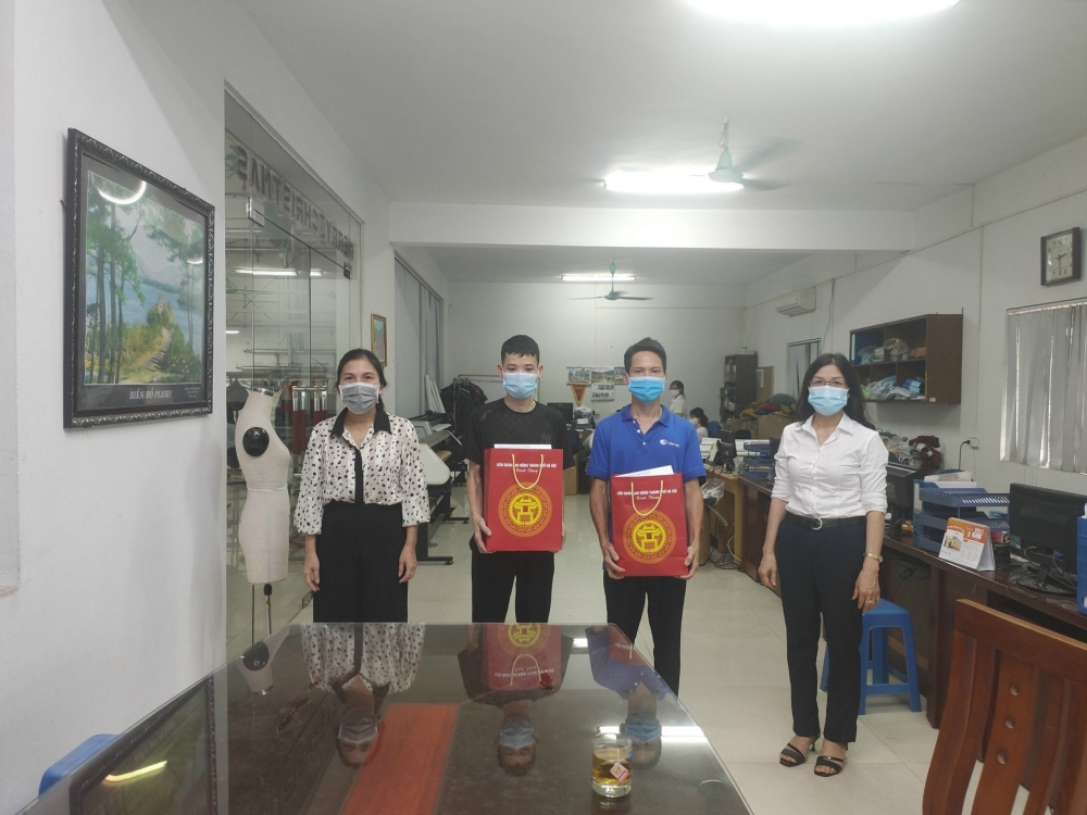 Liên đoàn Lao động huyện Sóc Sơn: Thăm, động viên công nhân lao động bị tai nạn lao động