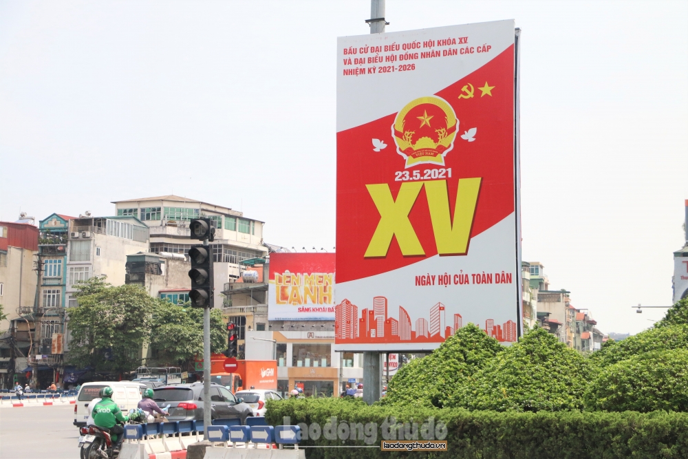 Đường phố Hà Nội trang hoàng cờ hoa sẵn sàng chào đón ngày hội toàn dân