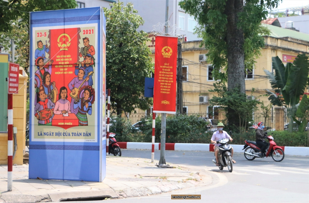 Đường phố Hà Nội trang hoàng cờ hoa sẵn sàng chào đón ngày hội toàn dân