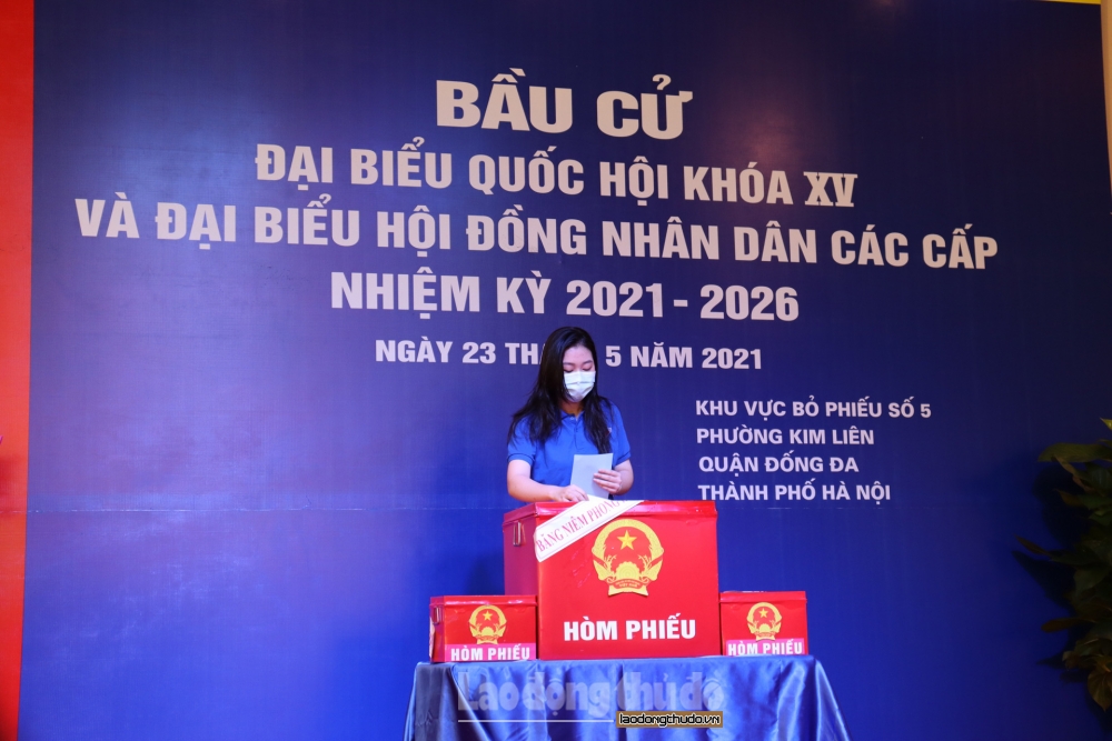 Chủ tịch ủy ban nhân dân thành phố Hà Nội Chu Ngọc Anh bỏ phiếu bầu cử tại quận Đống Đa