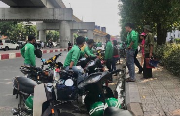 Không về quê nghỉ hè, sinh viên ở lại Hà Nội làm “xe ôm công nghệ”