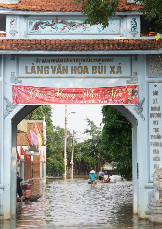 dan bui xa van phai cheo thuyen tu nha ra ngo