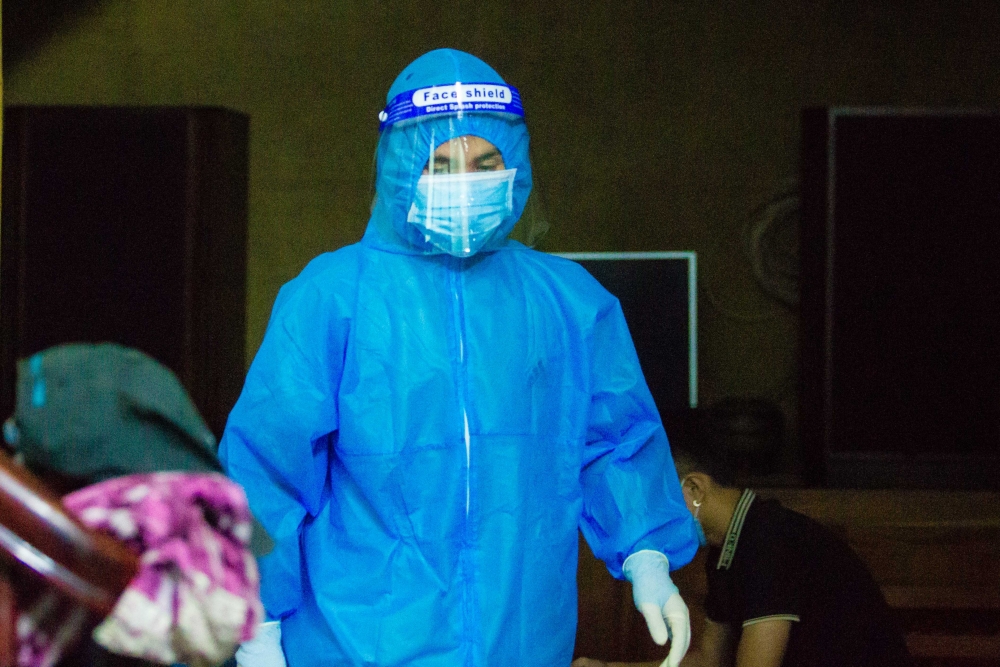 Xuyên đêm truy vết, lấy mẫu xét nghiệm của lực lượng y tế huyện Quốc Oai