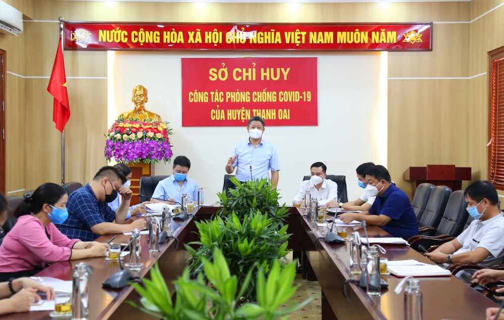 Phó Chủ tịch thành phố Hà Nội Nguyễn Mạnh Quyền kiểm tra, động viên bà con tiểu thương tại huyện Thanh Oai và Chương Mỹ