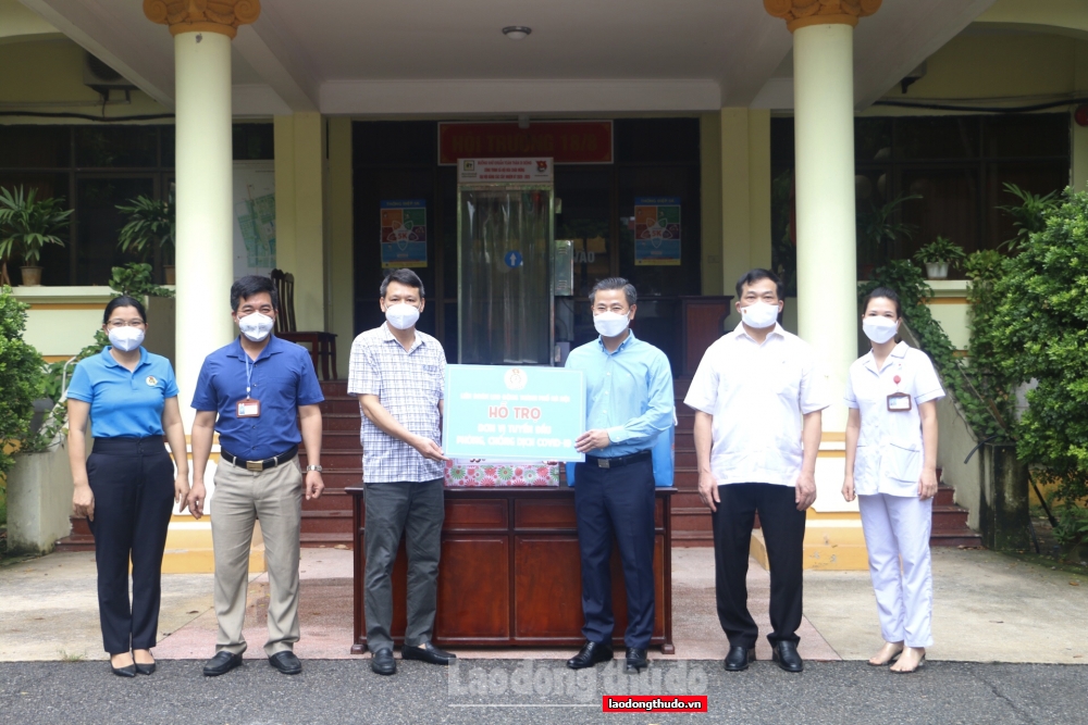 Chủ tịch Liên đoàn Lao động thành phố Hà Nội Nguyễn Phi Thường trao quà hỗ trợ cho người lao động bị ảnh hưởng bởi dịch Covid-19