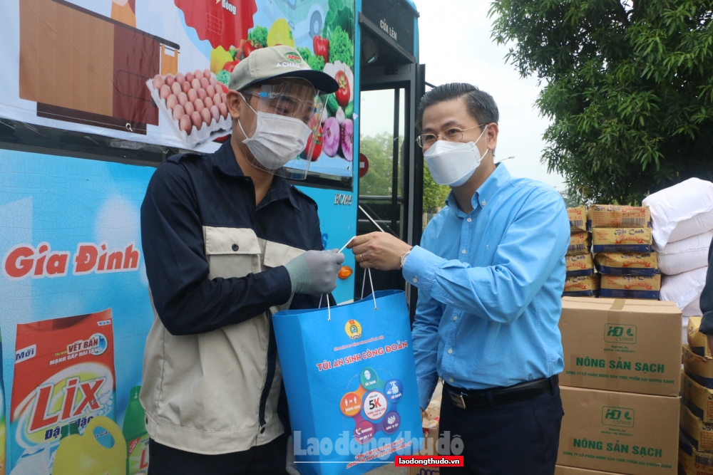 Chủ tịch LĐLĐ thành phố Hà Nội Nguyễn Phi Thường trao quà cho người lao động bị ảnh hưởng bởi dịch Covid-19