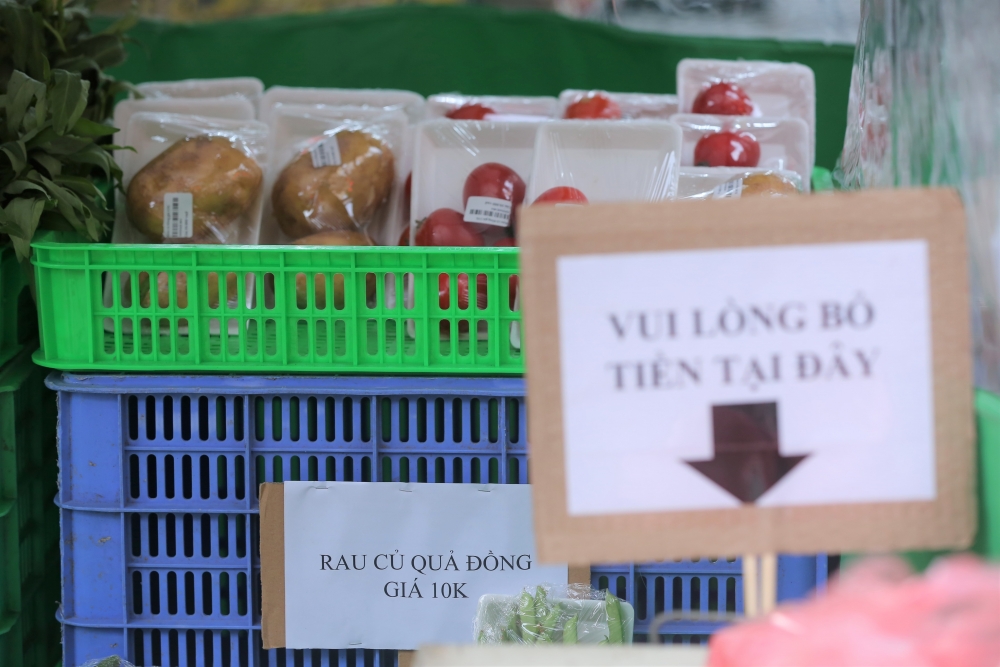 Hà Nội xuất hiện các cửa hàng giãn cách không người bán, đồng giá 10.000 đồng
