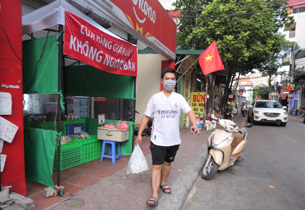 Hà Nội xuất hiện các cửa hàng giãn cách không người bán, đồng giá 10.000 đồng