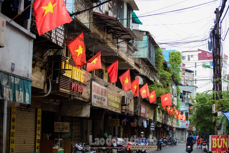 Đường phố Hà Nội rực rỡ cờ hoa mừng ngày Quốc khánh