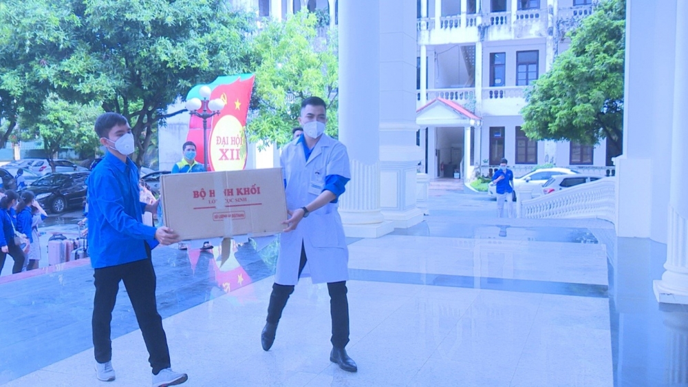 Đoàn y, bác sĩ tỉnh Thái Nguyên “chia lửa” cùng lực lượng y tế huyện Sóc Sơn triển khai tiêm vắc xin và xét nghiệm diện rộng