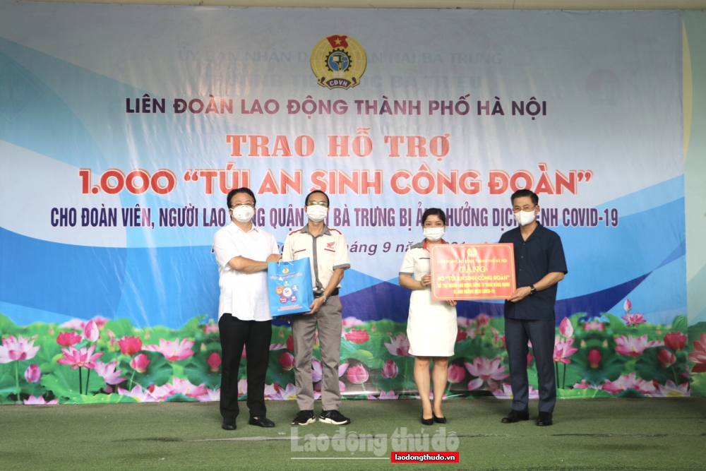 Chủ tịch LĐLĐ thành phố Hà Nội trao 1.000 ''Túi An sinh Công đoàn'' tới người lao động quận Hai Bà Trưng
