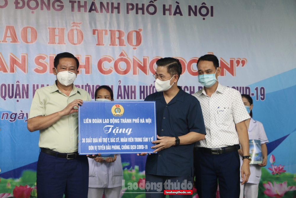 Chủ tịch LĐLĐ thành phố Hà Nội trao 1.000 ''Túi An sinh Công đoàn'' tới người lao động quận Hai Bà Trưng