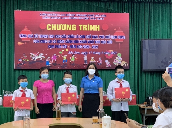 LĐLĐ huyện Sóc Sơn tặng quà cho con của đoàn viên, người lao động có hoàn cảnh khó khăn