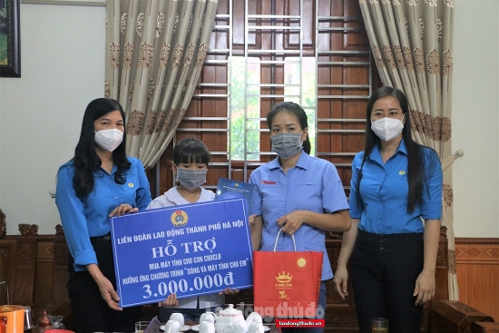 LĐLĐ thành phố Hà Nội trao kinh phí hỗ trợ mua máy tính cho con công nhân, viên chức, lao động