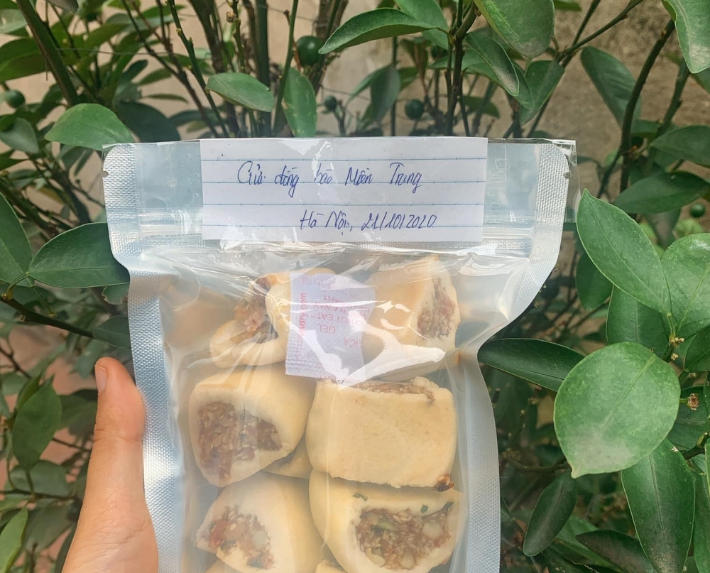 Nữ sinh viên ở Hà Nội tự tay làm 20kg bánh chả gửi bà con vùng lũ