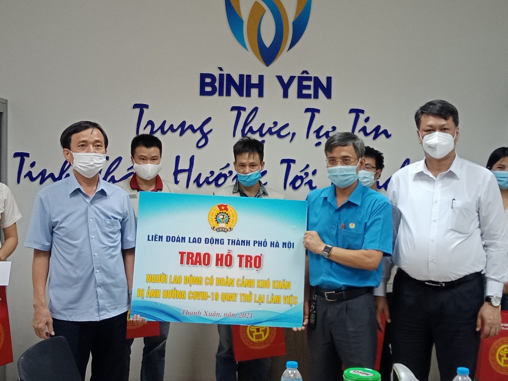 Trao 200 triệu đồng hỗ trợ người lao động quận Thanh Xuân khó khăn do Covid-19