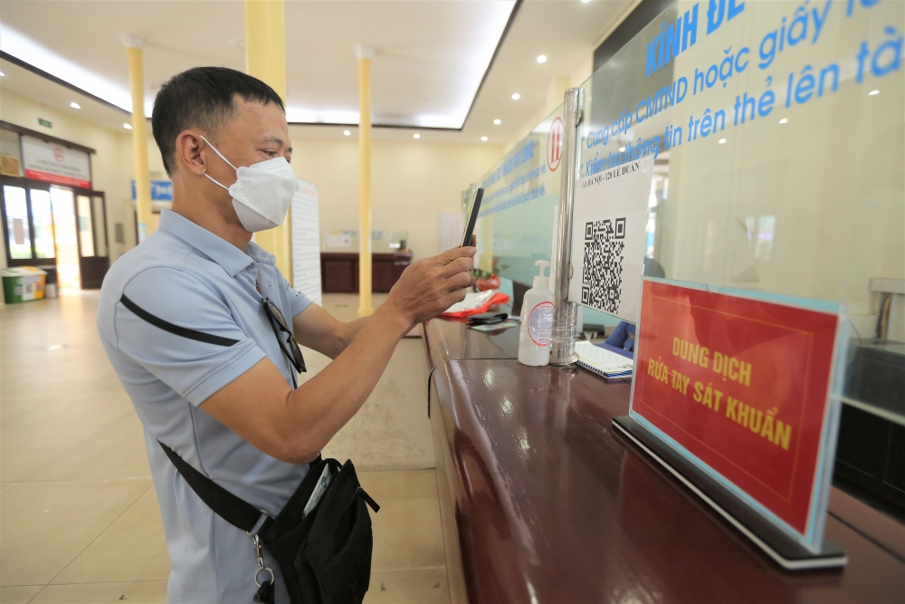 Người dân phấn khởi đến ga Hà Nội trong ngày đầu tiên bán vé trở lại
