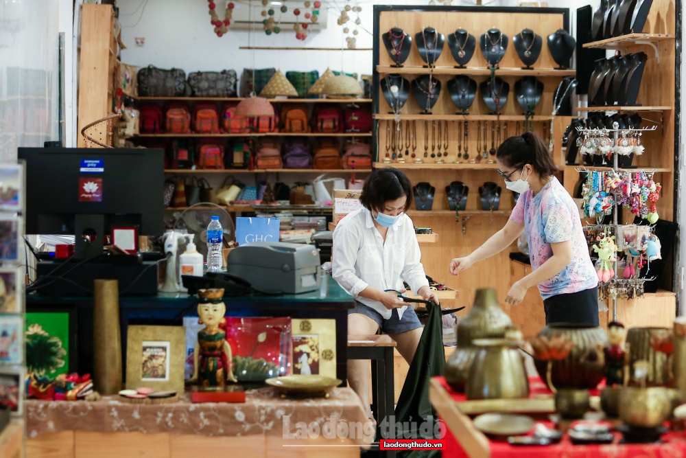 Ế ẩm kéo dài, cửa hàng lưu niệm ở phố cổ Hà Nội “ngóng” khách